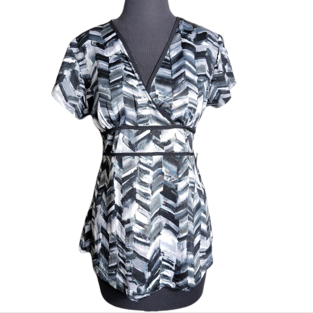 Three Seasons maternity top Mmedium geometric v neck empire waist stretch